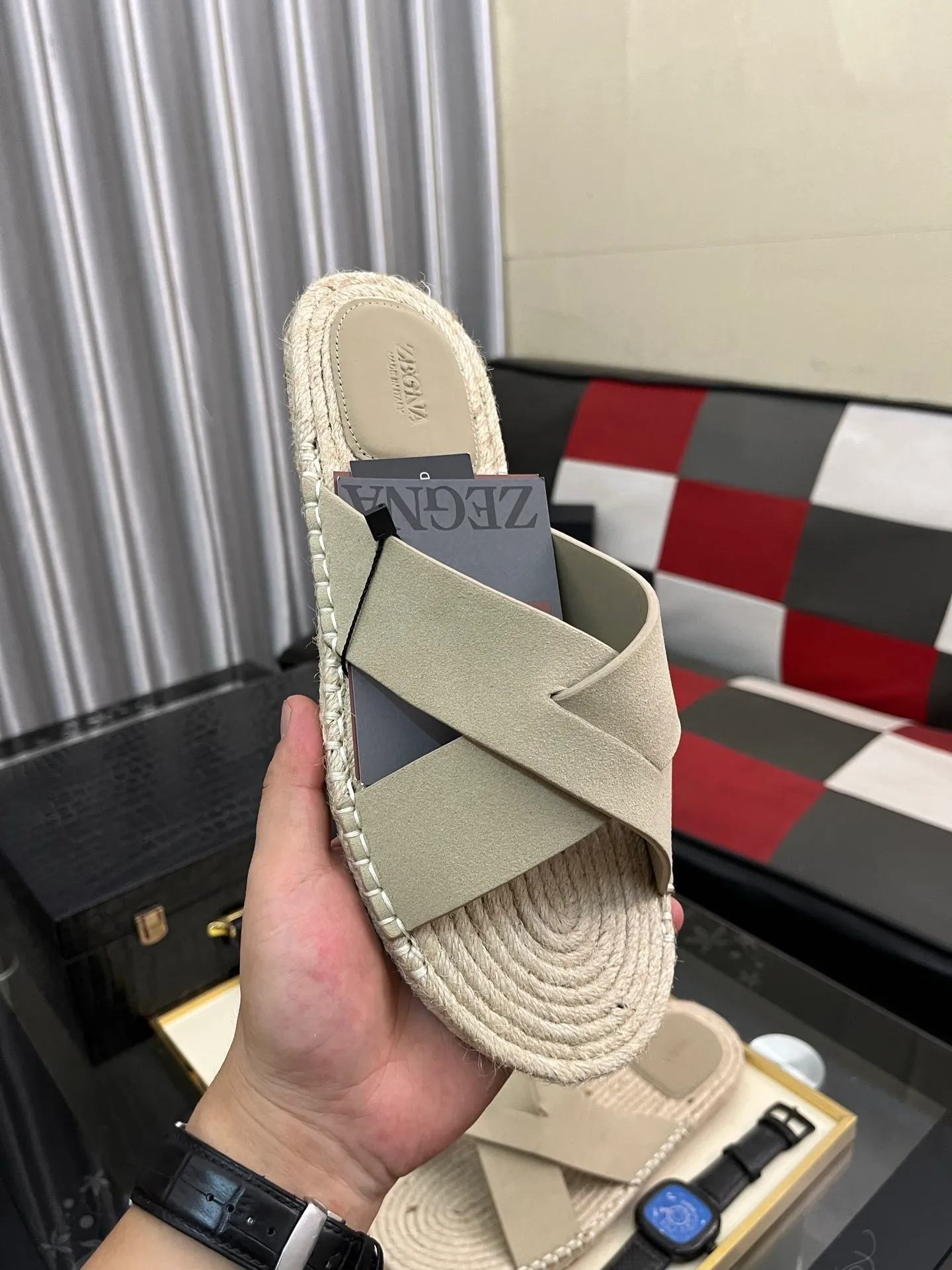 Men's shoes 💰320⌚️⌚️《HERMES》Hermès 💁♂️Men's casual slippers, compare the quality at the counter🧚🏿♂️ The upper layer has a stone pattern with clear texture, showing high-end, high-end, comfortable to wear and versatile. Purely hand-pulled, raw rubber breathable outsole, breathable and comfortable lambskin lining, 100% comfortable density, original rubber outsole wear-resistant code number 38-44. Can be customized 45-46-47